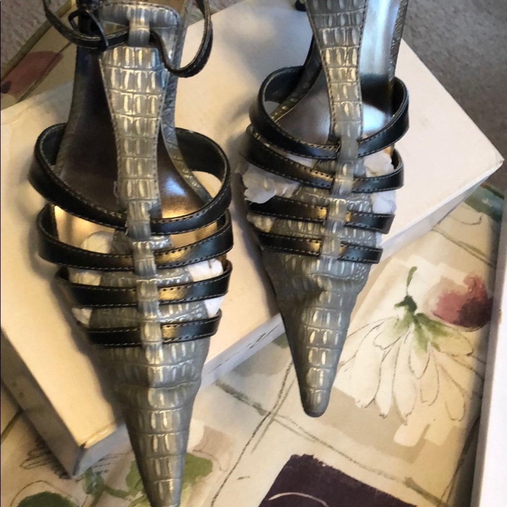 Women’s sexy pointy toe grey heels